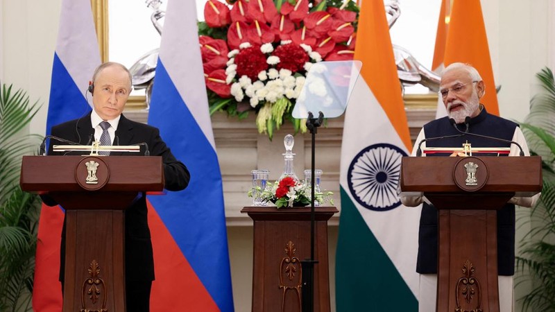 Presiden Rusia Vladimir Putin dan Perdana Menteri India Narendra Modi berjalan menjelang pembicaraan mereka di New Delhi, India, 5 Desember 2025. (Sputnik/Alexander Kazakov/Pool via REUTERS)
