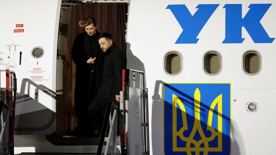 Presiden Ukraina Volodymyr Zelenskiy turun dari pesawat sambil bergandengan tangan dengan Ibu Negara Ukraina, Olena Zelenska, saat tiba untuk kunjungan kenegaraan Irlandia di Bandara Dublin, Irlandia, Senin (1/12/2025). (REUTERS/Clodagh Kilcoyne)