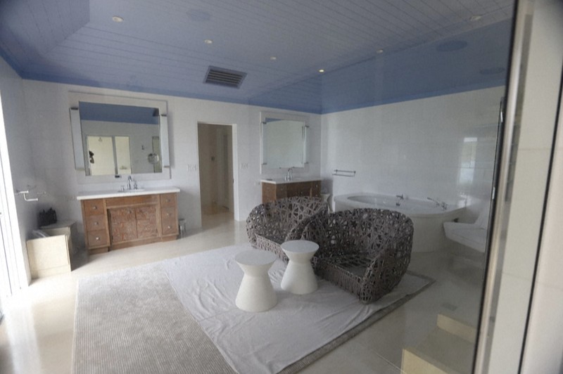 Rumah mewah di pulau tempat Jeffrey Epstein, terpidana kasus kejahatan seksual, diduga memaksa gadis-gadis di bawah umur untuk berhubungan seks dengan pria-pria berkuasa. (Tangkapan Layar Video/AFP))