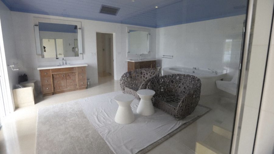 Rumah mewah di pulau tempat Jeffrey Epstein, terpidana kasus kejahatan seksual, diduga memaksa gadis-gadis di bawah umur untuk berhubungan seks dengan pria-pria berkuasa. (Tangkapan Layar Video/AFP))