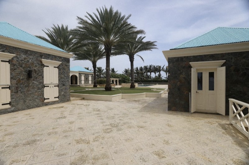 Rumah mewah di pulau tempat Jeffrey Epstein, terpidana kasus kejahatan seksual, diduga memaksa gadis-gadis di bawah umur untuk berhubungan seks dengan pria-pria berkuasa. (Tangkapan Layar Video/AFP))