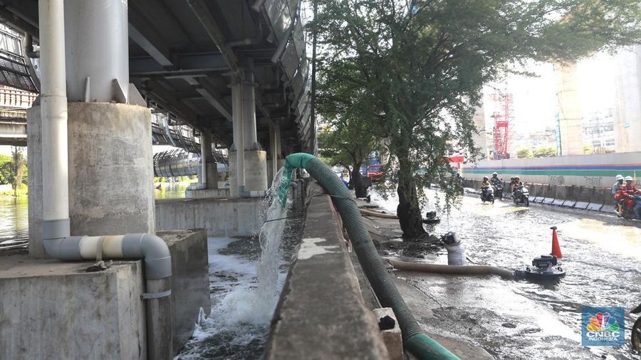 Sejumlah kendaraan roda dua dan roda empat melintasi banjir rob yang menggenangi Jalan RE Martadinata, Tanjung Priok, Jakarta Utara, Jumat (05/12/2025). (CNBC Indonesia/Muhammad Sabki)