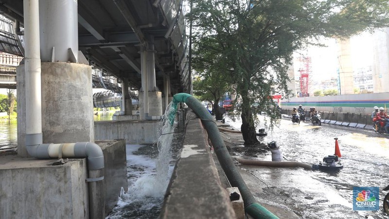 Sejumlah kendaraan roda dua dan roda empat melintasi banjir rob yang menggenangi Jalan RE Martadinata, Tanjung Priok, Jakarta Utara, Jumat (05/12/2025). (CNBC Indonesia/Muhammad Sabki)