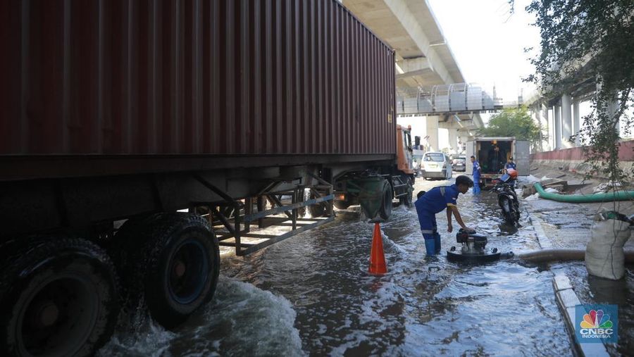 Sejumlah kendaraan roda dua dan roda empat melintasi banjir rob yang menggenangi Jalan RE Martadinata, Tanjung Priok, Jakarta Utara, Jumat (05/12/2025). (CNBC Indonesia/Muhammad Sabki)