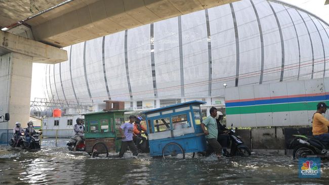 Penampakan Banjir di mana-mana: Malang-Jakarta Diserang Air Bah-Laut
