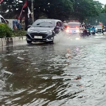 Banjir Meluas di Kota Malang, Potret Permukiman hingga Jalan Terendam