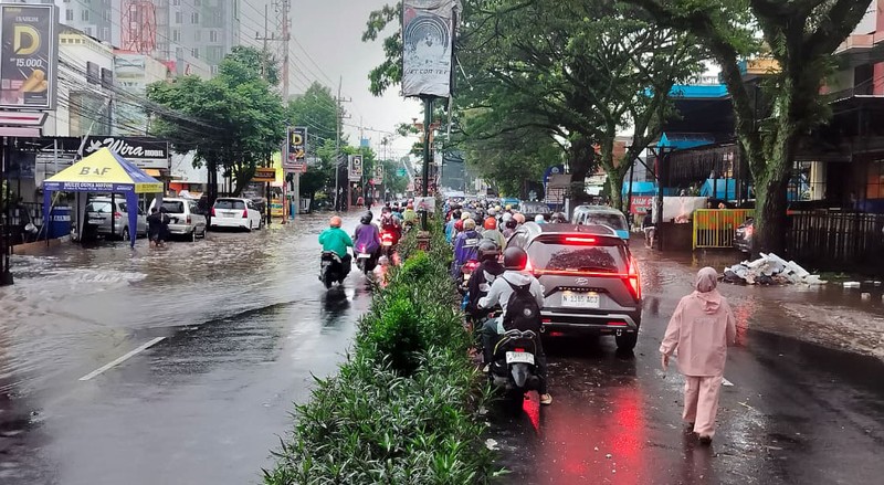 Sejumlah wilayah di Kota Malang, Jawa Timur, terendam banjir setelah hujan berintensitas tinggi mengguyur kota tersebut pada Kamis. (Dok. Detikcom/Muhammad Aminudin)