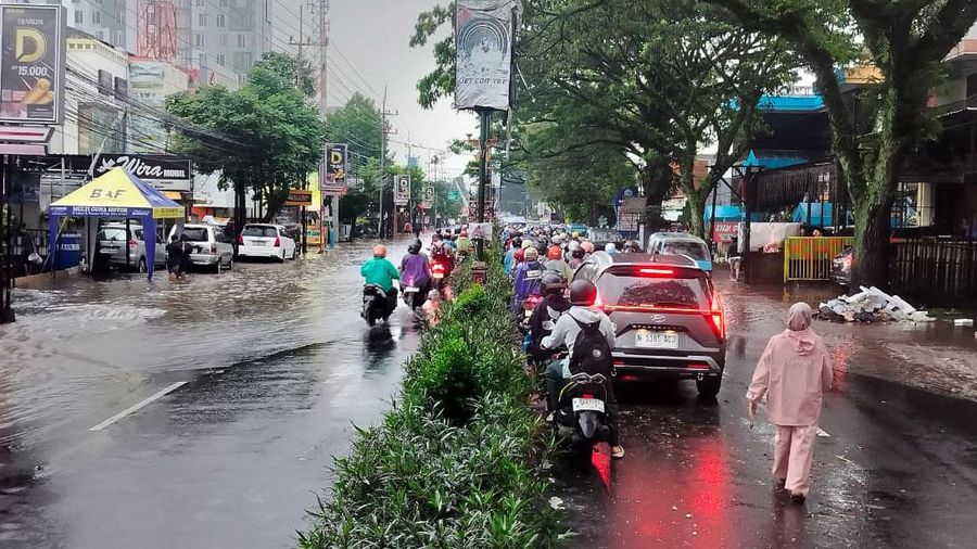 Sejumlah wilayah di Kota Malang, Jawa Timur, terendam banjir setelah hujan berintensitas tinggi mengguyur kota tersebut pada Kamis. (Dok. Detikcom/Muhammad Aminudin)