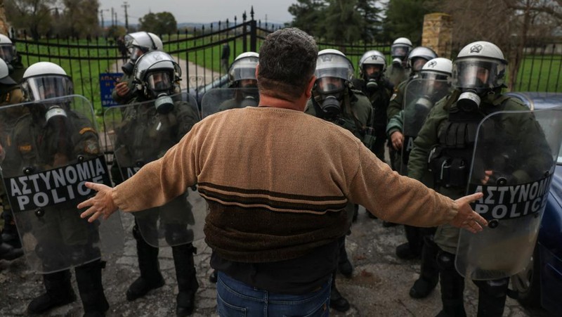 Seorang petani berdiri di depan barisan polisi anti huru hara selama protes di Thessaloniki, Yunani, 5 Desember 2025. (REUTERS/Alexandros Avramidis)