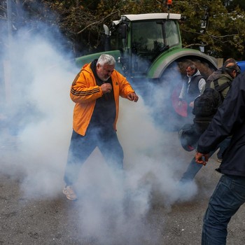 Subsidi Tertunda, Demo Petani Ricuh-Polisi Tembakkan Gas Air Mata