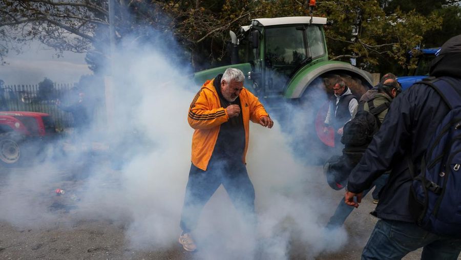 Seorang petani berdiri di depan barisan polisi anti huru hara selama protes di Thessaloniki, Yunani, 5 Desember 2025. (REUTERS/Alexandros Avramidis)