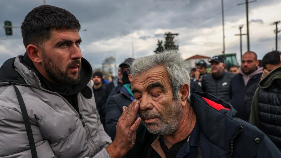 Seorang petani berdiri di depan barisan polisi anti huru hara selama protes di Thessaloniki, Yunani, 5 Desember 2025. (REUTERS/Alexandros Avramidis)