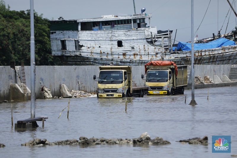 Suasana saat banjir rob di Pelabuhan Sunda Kelapa, Jakarta, Jumat (5/12/2025). (CNBC Indonesia/Tri Susilo)