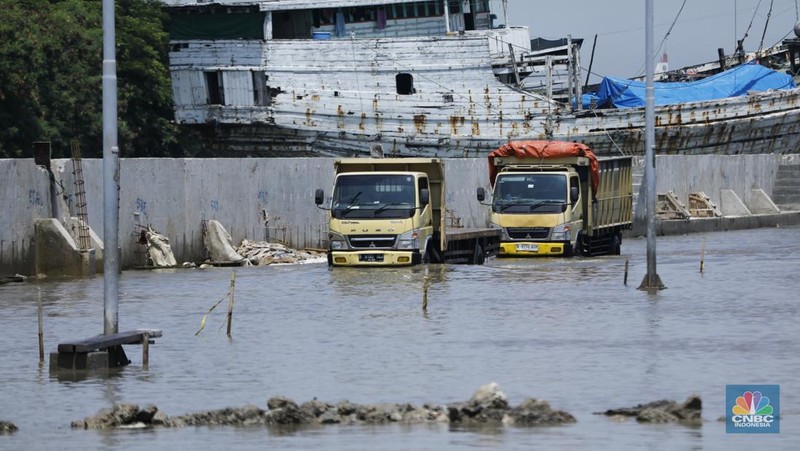 Suasana saat banjir rob di Pelabuhan Sunda Kelapa, Jakarta, Jumat (5/12/2025). (CNBC Indonesia/Tri Susilo)
