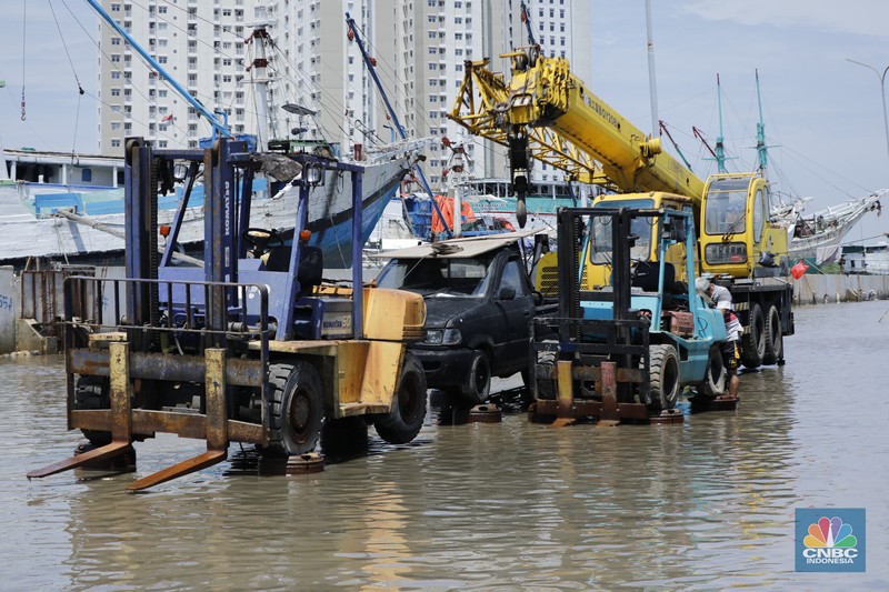 Suasana saat banjir rob di Pelabuhan Sunda Kelapa, Jakarta, Jumat (5/12/2025). (CNBC Indonesia/Tri Susilo)