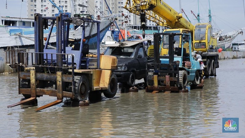 Suasana saat banjir rob di Pelabuhan Sunda Kelapa, Jakarta, Jumat (5/12/2025). (CNBC Indonesia/Tri Susilo)