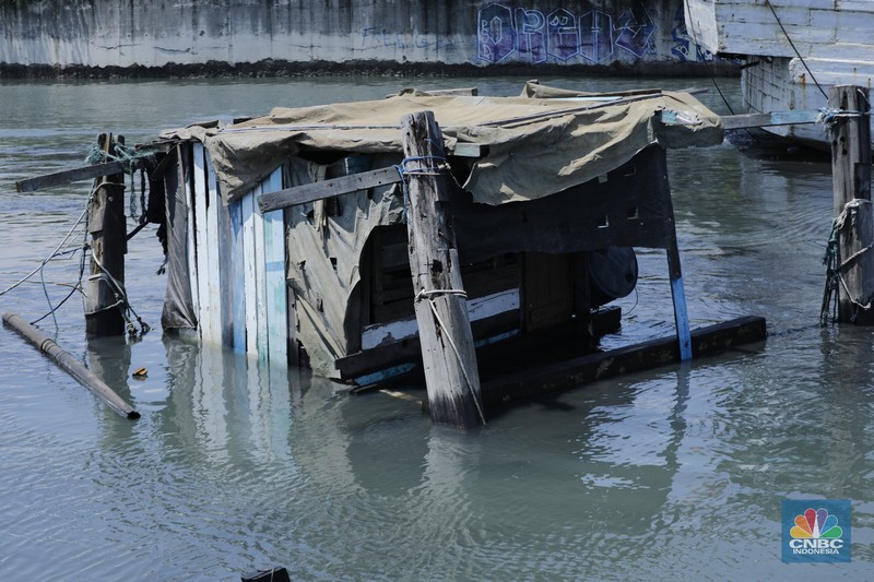 Suasana saat banjir rob di Pelabuhan Sunda Kelapa, Jakarta, Jumat (5/12/2025). (CNBC Indonesia/Tri Susilo)