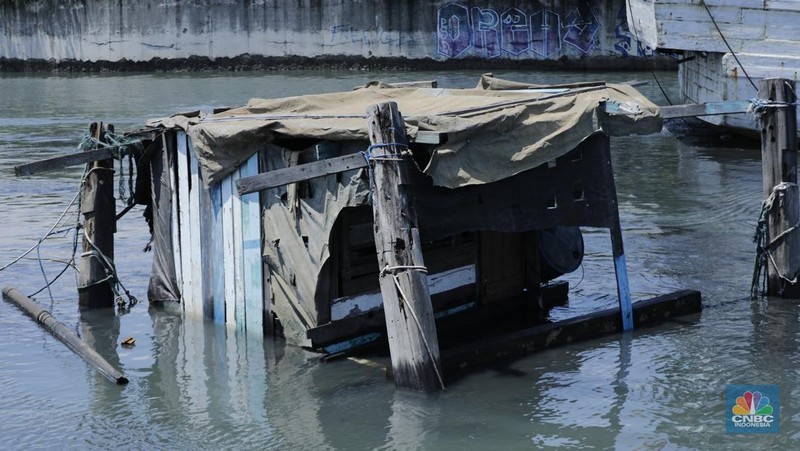 Suasana saat banjir rob di Pelabuhan Sunda Kelapa, Jakarta, Jumat (5/12/2025). (CNBC Indonesia/Tri Susilo)