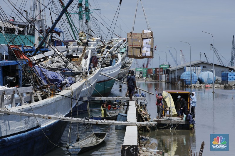 Suasana saat banjir rob di Pelabuhan Sunda Kelapa, Jakarta, Jumat (5/12/2025). (CNBC Indonesia/Tri Susilo)