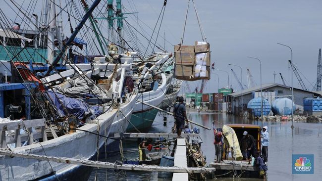 Banjir Rob Terjang Sunda Kelapa, Bongkar Muat Kapal Kacau Balau