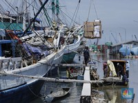 Banjir Rob Terjang Sunda Kelapa, Bongkar Muat Kapal Kacau Balau