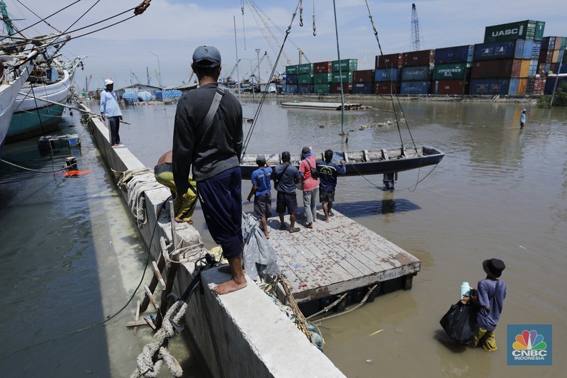 Suasana saat banjir rob di Pelabuhan Sunda Kelapa, Jakarta, Jumat (5/12/2025). (CNBC Indonesia/Tri Susilo)