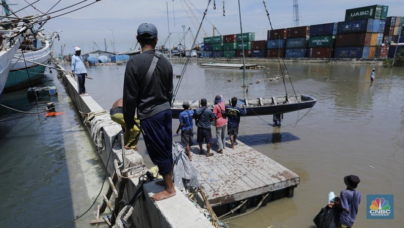 Suasana saat banjir rob di Pelabuhan Sunda Kelapa, Jakarta, Jumat (5/12/2025). (CNBC Indonesia/Tri Susilo)