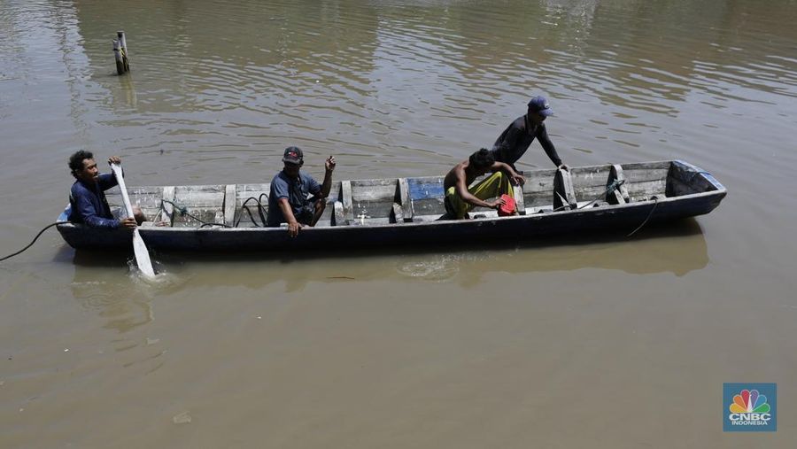 Suasana saat banjir rob di Pelabuhan Sunda Kelapa, Jakarta, Jumat (5/12/2025). (CNBC Indonesia/Tri Susilo)
