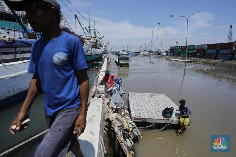 Suasana saat banjir rob di Pelabuhan Sunda Kelapa, Jakarta, Jumat (5/12/2025). (CNBC Indonesia/Tri Susilo)