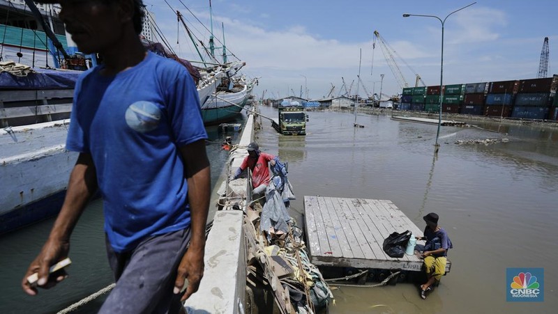 Suasana saat banjir rob di Pelabuhan Sunda Kelapa, Jakarta, Jumat (5/12/2025). (CNBC Indonesia/Tri Susilo)