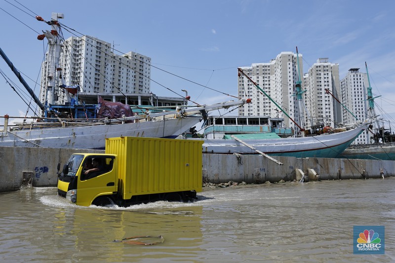 Suasana saat banjir rob di Pelabuhan Sunda Kelapa, Jakarta, Jumat (5/12/2025). (CNBC Indonesia/Tri Susilo)