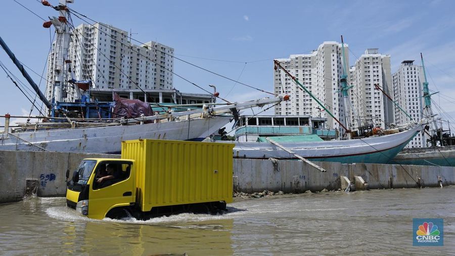 Suasana saat banjir rob di Pelabuhan Sunda Kelapa, Jakarta, Jumat (5/12/2025). (CNBC Indonesia/Tri Susilo)