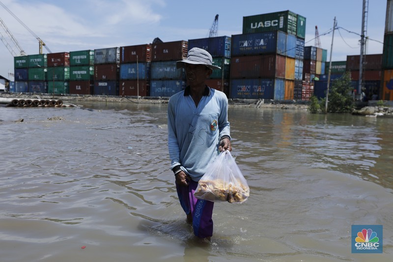 Suasana saat banjir rob di Pelabuhan Sunda Kelapa, Jakarta, Jumat (5/12/2025). (CNBC Indonesia/Tri Susilo)
