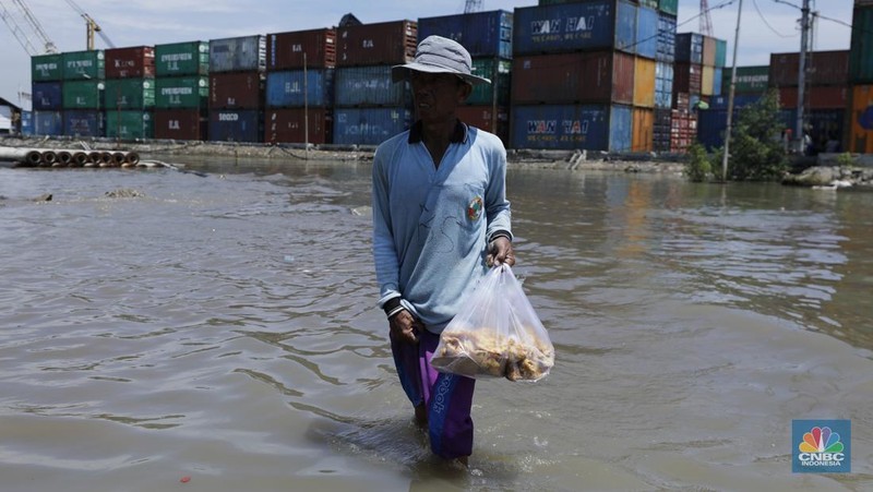 Suasana saat banjir rob di Pelabuhan Sunda Kelapa, Jakarta, Jumat (5/12/2025). (CNBC Indonesia/Tri Susilo)
