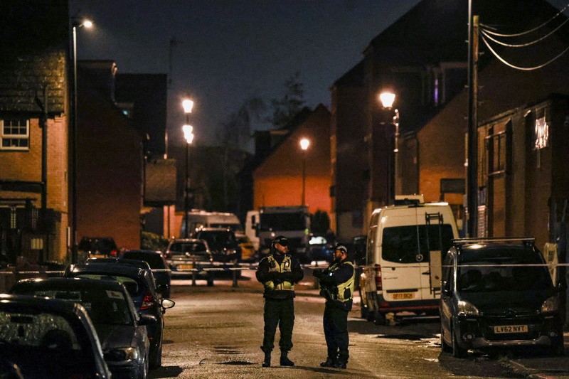 Suasana usai 200 rumah dievakuasi menyusul surat perintah penangkapan dua tersangka atas dugaan pelanggaran bahan peledak, di Derby, Inggris, Kamis (4/12/2025). (REUTERS/Temilade Adelaja)