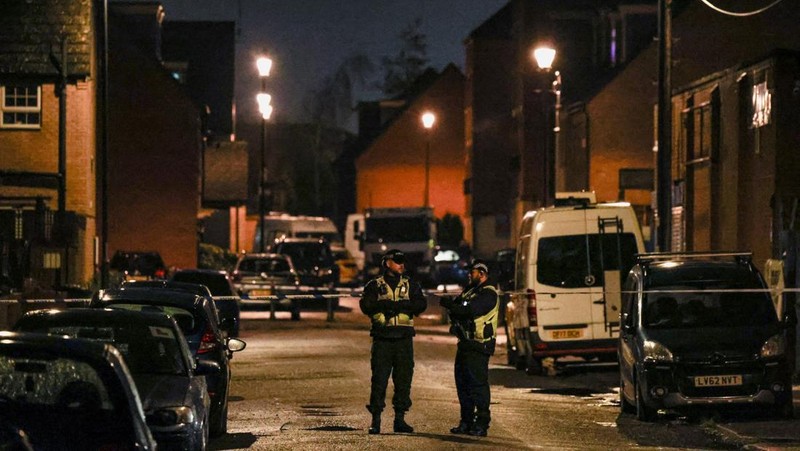 Suasana usai 200 rumah dievakuasi menyusul surat perintah penangkapan dua tersangka atas dugaan pelanggaran bahan peledak, di Derby, Inggris, Kamis (4/12/2025). (REUTERS/Temilade Adelaja)