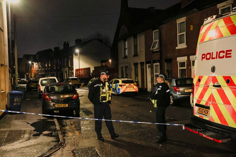 Suasana usai 200 rumah dievakuasi menyusul surat perintah penangkapan dua tersangka atas dugaan pelanggaran bahan peledak, di Derby, Inggris, Kamis (4/12/2025). (REUTERS/Temilade Adelaja)
