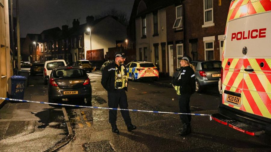 Suasana usai 200 rumah dievakuasi menyusul surat perintah penangkapan dua tersangka atas dugaan pelanggaran bahan peledak, di Derby, Inggris, Kamis (4/12/2025). (REUTERS/Temilade Adelaja)