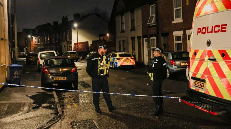 Suasana usai 200 rumah dievakuasi menyusul surat perintah penangkapan dua tersangka atas dugaan pelanggaran bahan peledak, di Derby, Inggris, Kamis (4/12/2025). (REUTERS/Temilade Adelaja)