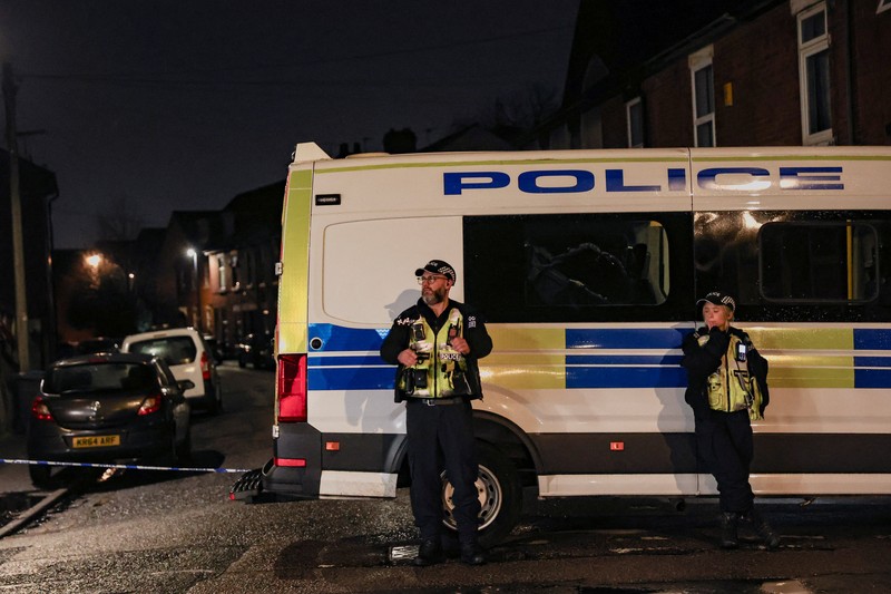 Suasana usai 200 rumah dievakuasi menyusul surat perintah penangkapan dua tersangka atas dugaan pelanggaran bahan peledak, di Derby, Inggris, Kamis (4/12/2025). (REUTERS/Temilade Adelaja)