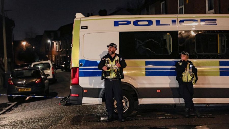 Suasana usai 200 rumah dievakuasi menyusul surat perintah penangkapan dua tersangka atas dugaan pelanggaran bahan peledak, di Derby, Inggris, Kamis (4/12/2025). (REUTERS/Temilade Adelaja)