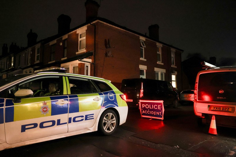 Suasana usai 200 rumah dievakuasi menyusul surat perintah penangkapan dua tersangka atas dugaan pelanggaran bahan peledak, di Derby, Inggris, Kamis (4/12/2025). (REUTERS/Temilade Adelaja)
