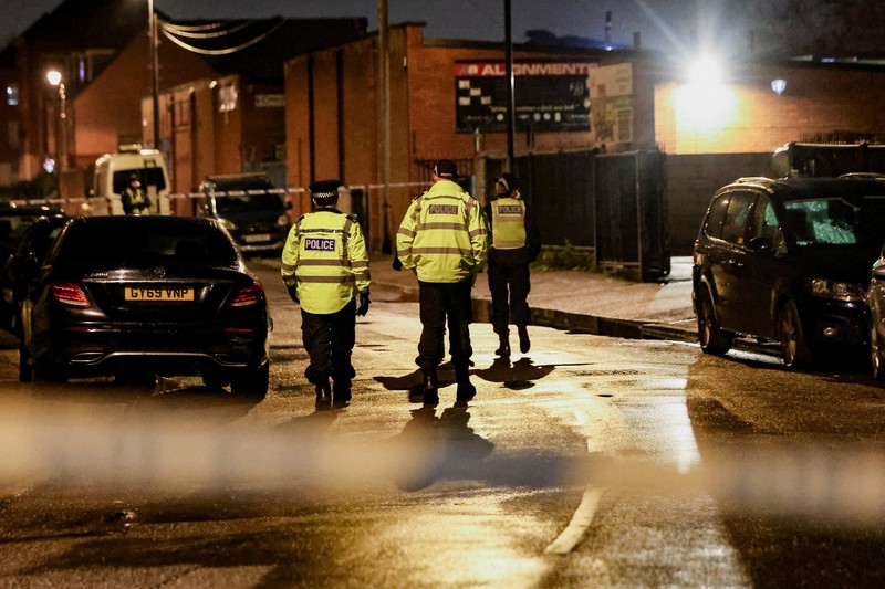 Suasana usai 200 rumah dievakuasi menyusul surat perintah penangkapan dua tersangka atas dugaan pelanggaran bahan peledak, di Derby, Inggris, Kamis (4/12/2025). (REUTERS/Temilade Adelaja)