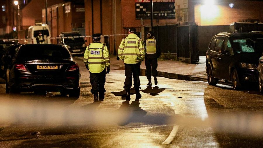 Suasana usai 200 rumah dievakuasi menyusul surat perintah penangkapan dua tersangka atas dugaan pelanggaran bahan peledak, di Derby, Inggris, Kamis (4/12/2025). (REUTERS/Temilade Adelaja)