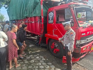 Truk Fuso di Banyuwangi Seruduk Warung gegara Ban Pecah