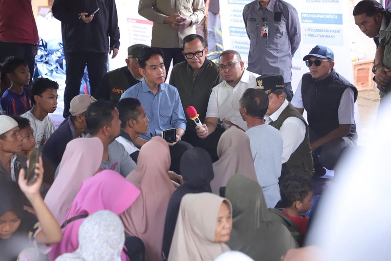 Wapres RI Gibran Rakabuming saat melihat kondisi kerusakan kerusakan infrastruktur akibat bencana hidrometeorologi sekaligus menyapa warga di Desa Garoga, Kecamatan Batang Toru, Kabupaten Tapanuli Selatan, Sumatra Utara, Kamis (4/12). (Dok. BNPB)