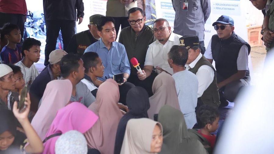 Wapres RI Gibran Rakabuming saat melihat kondisi kerusakan kerusakan infrastruktur akibat bencana hidrometeorologi sekaligus menyapa warga di Desa Garoga, Kecamatan Batang Toru, Kabupaten Tapanuli Selatan, Sumatra Utara, Kamis (4/12). (Dok. BNPB)