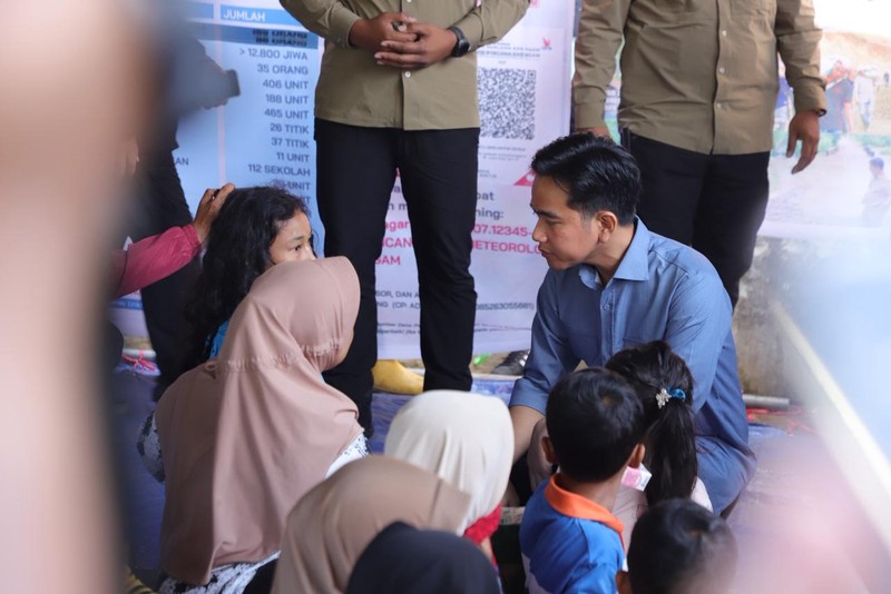 Wapres RI Gibran Rakabuming saat melihat kondisi kerusakan kerusakan infrastruktur akibat bencana hidrometeorologi sekaligus menyapa warga di Desa Garoga, Kecamatan Batang Toru, Kabupaten Tapanuli Selatan, Sumatra Utara, Kamis (4/12). (Dok. BNPB)