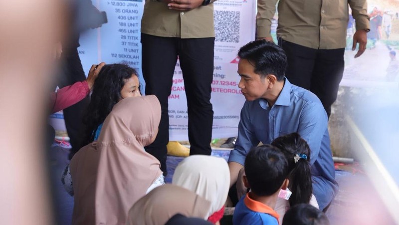 Wapres RI Gibran Rakabuming saat melihat kondisi kerusakan kerusakan infrastruktur akibat bencana hidrometeorologi sekaligus menyapa warga di Desa Garoga, Kecamatan Batang Toru, Kabupaten Tapanuli Selatan, Sumatra Utara, Kamis (4/12). (Dok. BNPB)