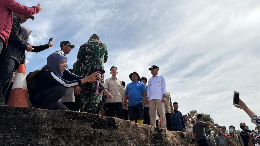 Wapres RI Gibran Rakabuming saat melihat kondisi kerusakan kerusakan infrastruktur akibat bencana hidrometeorologi sekaligus menyapa warga di Desa Garoga, Kecamatan Batang Toru, Kabupaten Tapanuli Selatan, Sumatra Utara, Kamis (4/12). (Dok. BNPB)